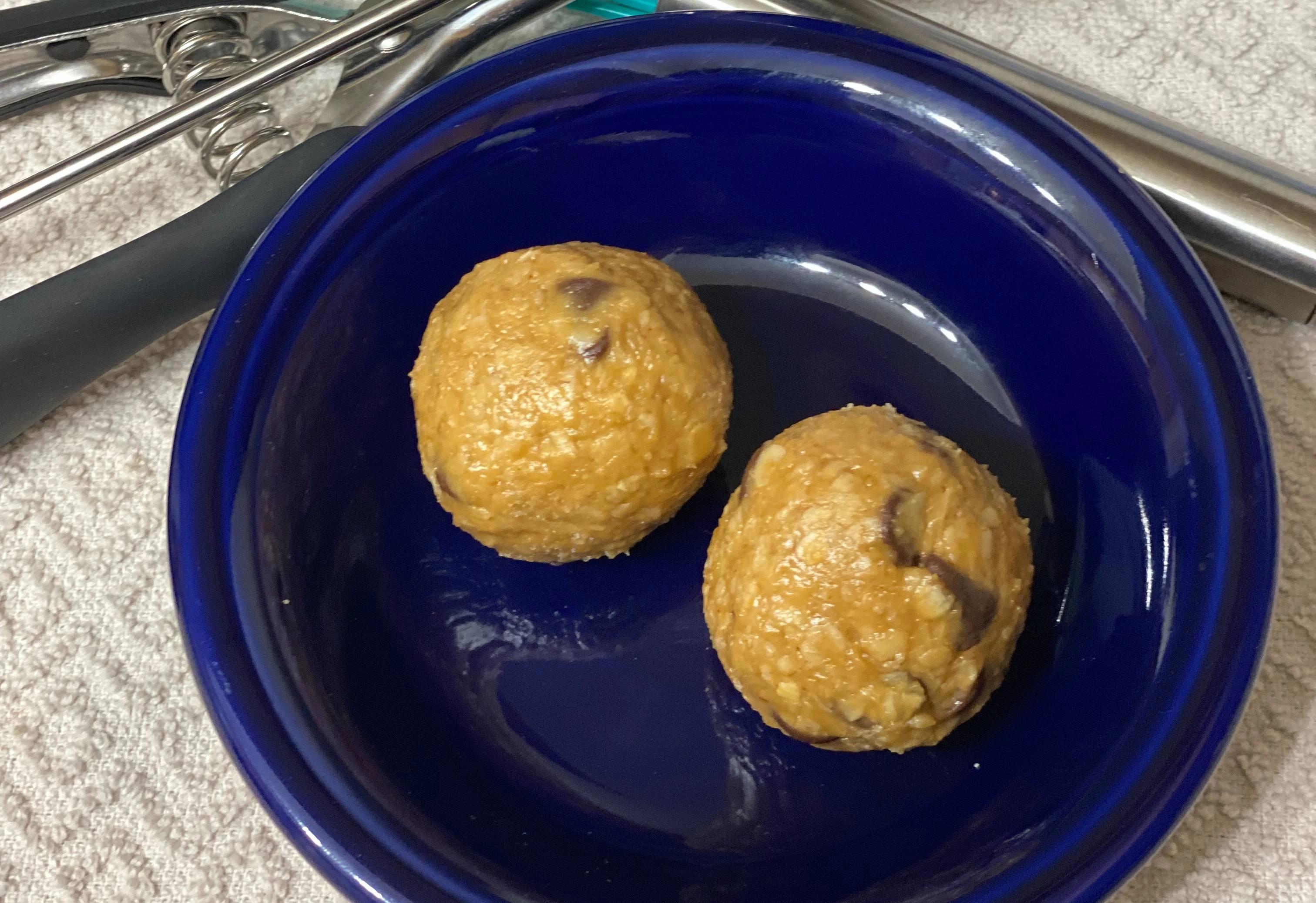 oat-peanut-butter-honey-and-chocolate-chip-nobake-balls-2-