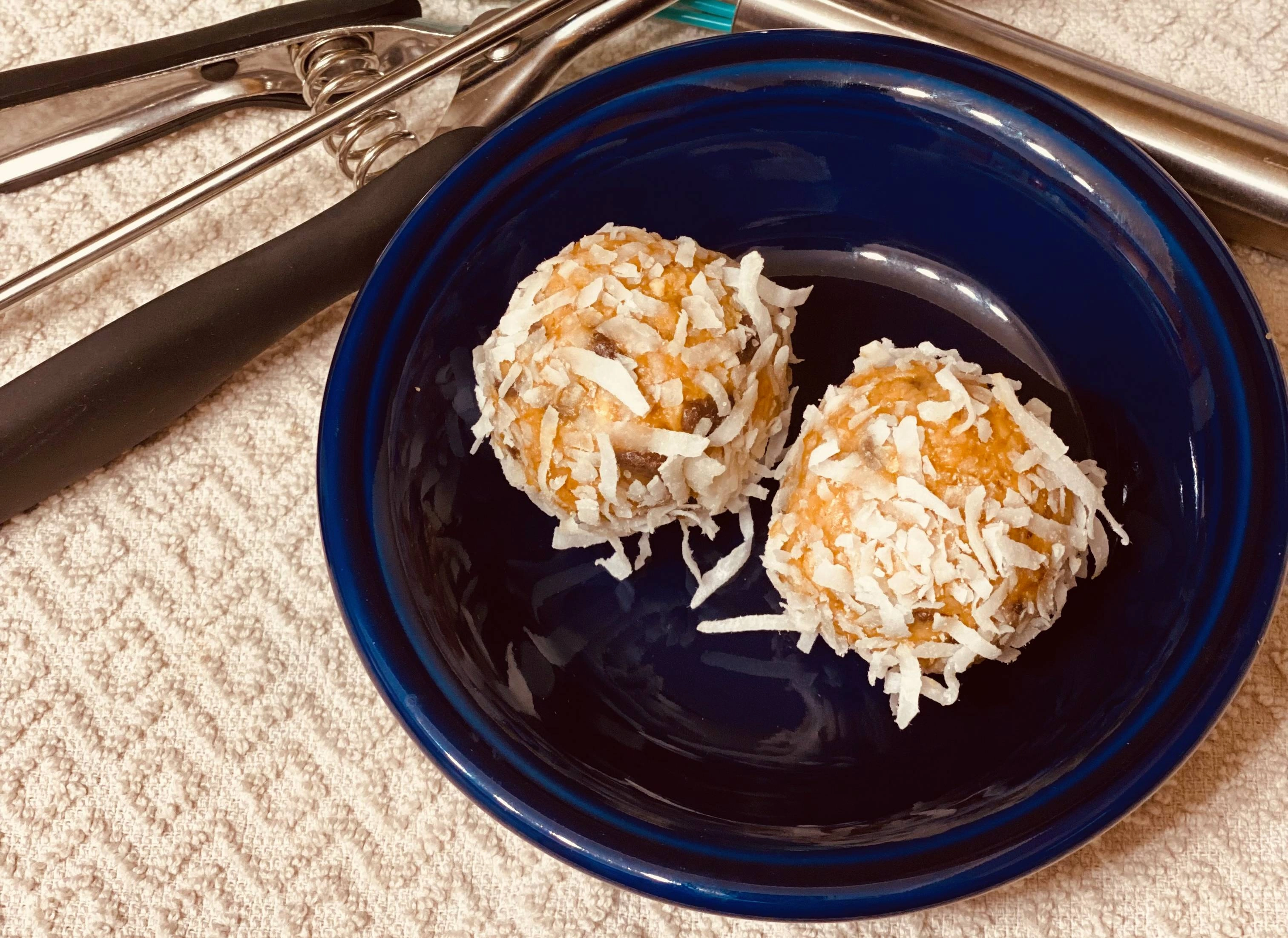 oat-nobake-balls-2-with-coconut