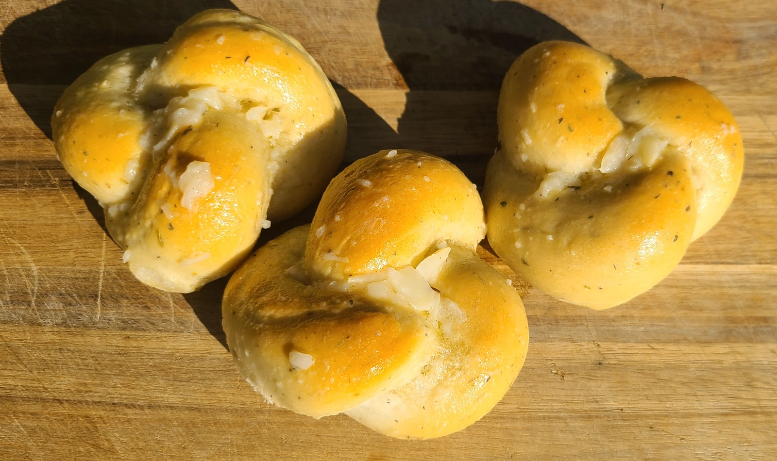 roasted-garlic-knots